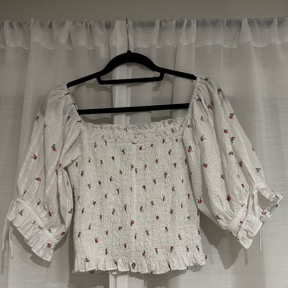 NWT Dainty white smocked puff sleeve top w/ white texture and small rose detail - Picture 3 of 4